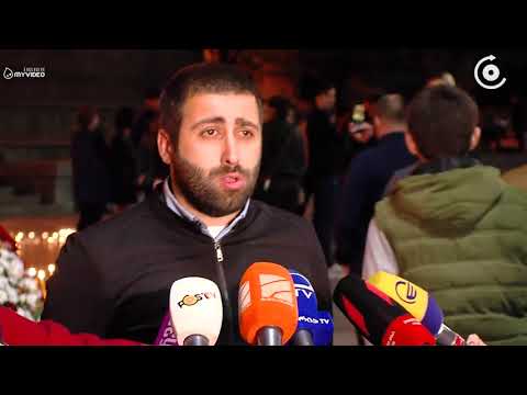 პარლამენტის წინ, 9 აპრილის მემორიალი მოქალაქეებმა გვირგვინებით შეამკეს