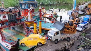 mencari kapal tugboat menarik kapal ferry.mobil mobilan.