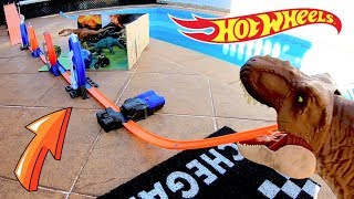 FIZ UM PARQUE DOS DINOSSAUROS COM PISTAS HOT WHEELS. OS CARRINHOS