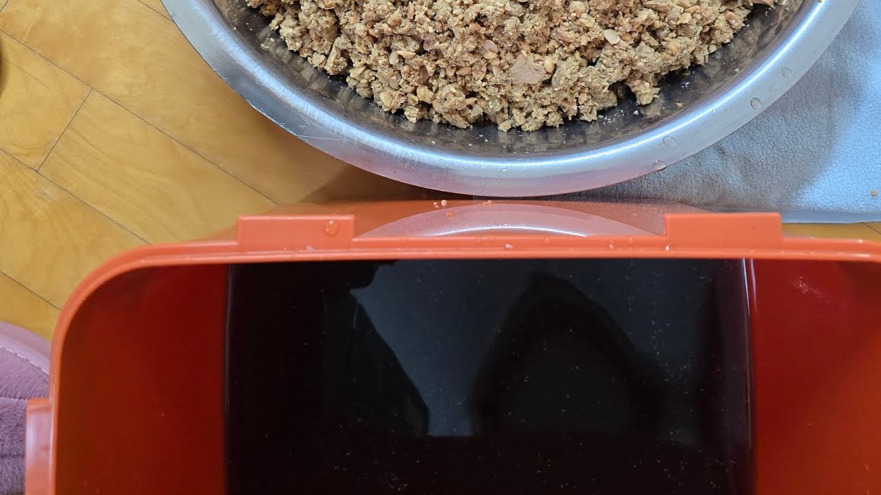 간장 된장 가르기, 60일 되는 날, 베란다 문은 살짝 열어 두거나 10일후 김치 냉장고에 넣어서 발효시켜도 됩니다.