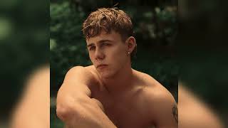 The Kid LAROI - SHE DON’T NEED TO KNOW (clean)