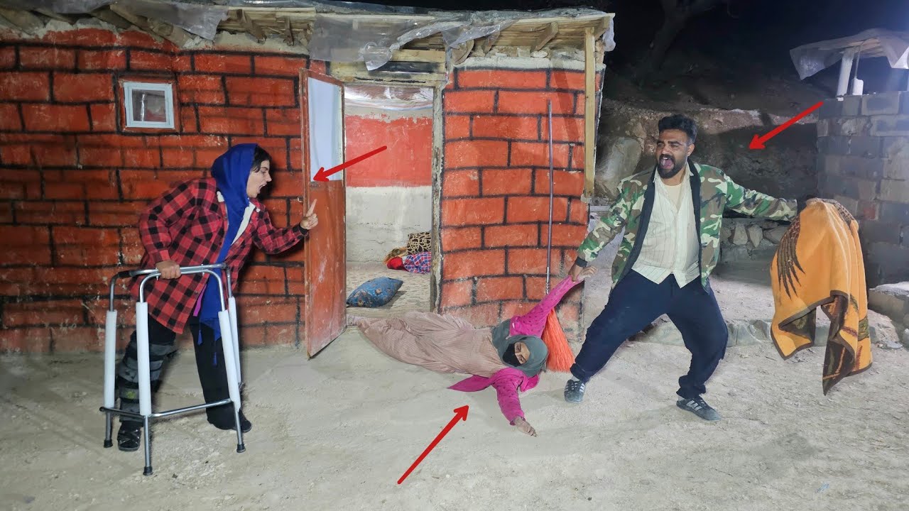 Муж выгнал первую жену из дома.