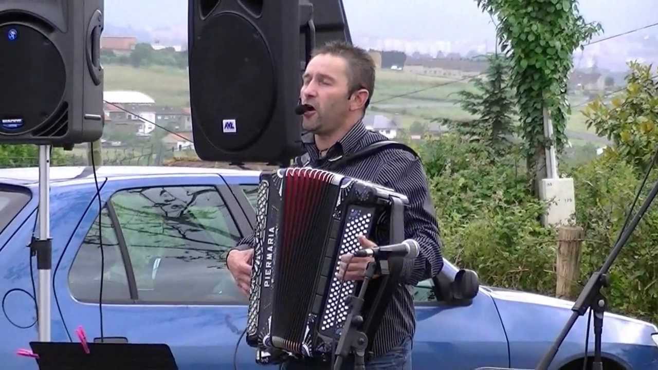 CARLOS ALONSO PEÑAYOS, Cantando: La Cabraliega.