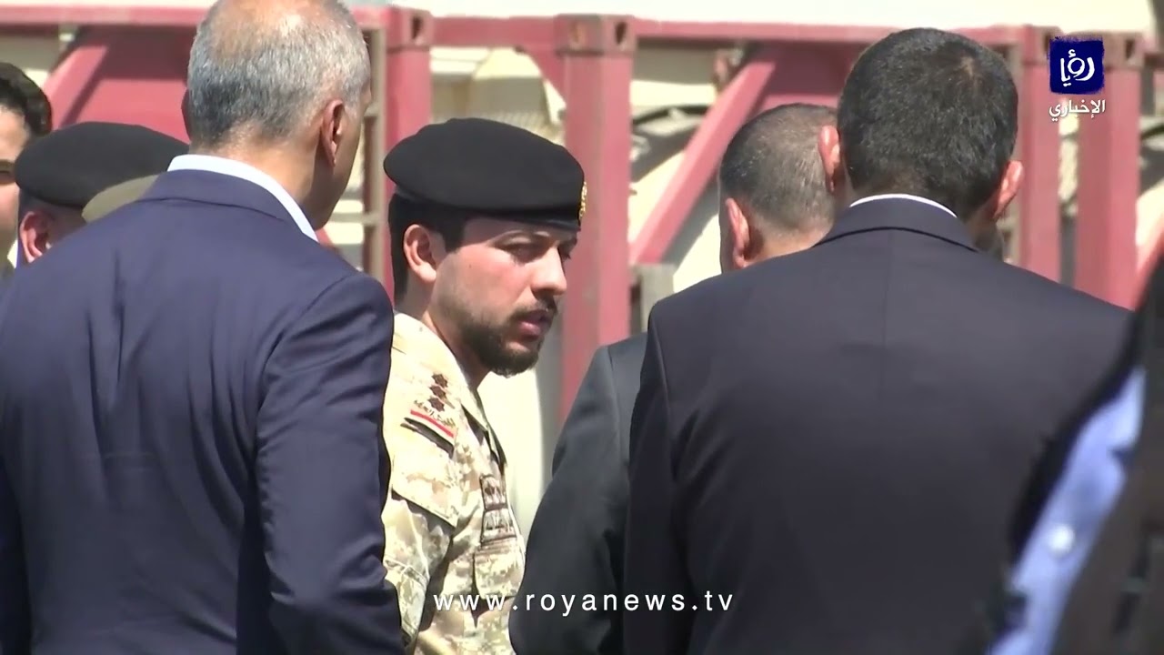 لحظة وصول ولي العهد الأمير الحسين إلى موقع حادثة تسرب الغاز في العقبة