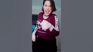 بعد الشغله دي بساعه نسيت في سريرها ولاعه 
