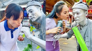 The Beauty Ate The Lollipop Of The Silver Statue It Was So Funny😂#silverman#statue#performance