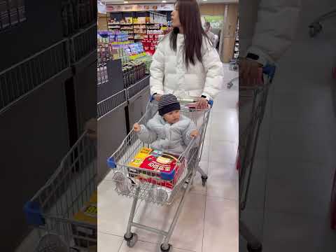 DUNA's favorite spot! Grocery shopping with Mom 🛒✨ 엄마랑 장보는 게 제일 즐거운 DUNA! #Shorts