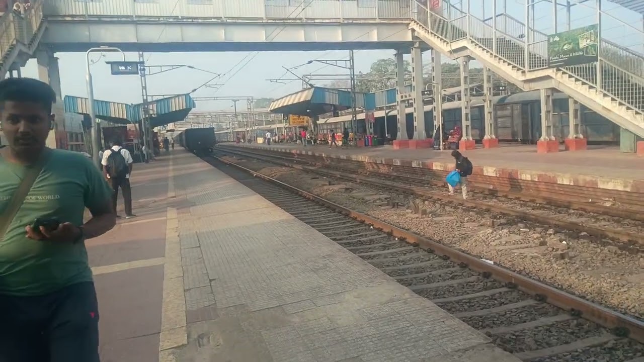 Platform me horn ke saath tej malgadi train || Indian railway tej malgadi train || train sefty ||