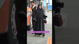 Hijabers Cantik Keluar Dari Bus Rosalia Indah Terminal Maospati Magetan