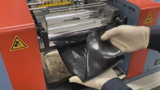 Смешение резиновой смеси на вальцах. Production of rubber compound on laboratory rollers.