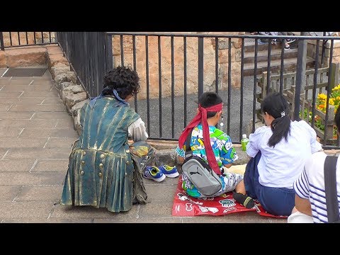 ゲストに混ざって地蔵するピーターさん【海賊グリーティング】