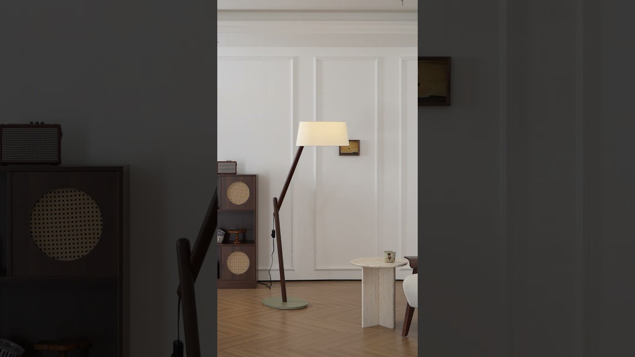 Lean Pivot Floor Lamp – Adjustable Lighting Meets Modern Design