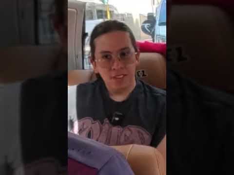 ES NORMAL QUE NO SEPA COMO PONERSE EL CINTURÓN, NUNCA SE HABIA SUBIDO EN UN CARRO TAN COSOTOSO.