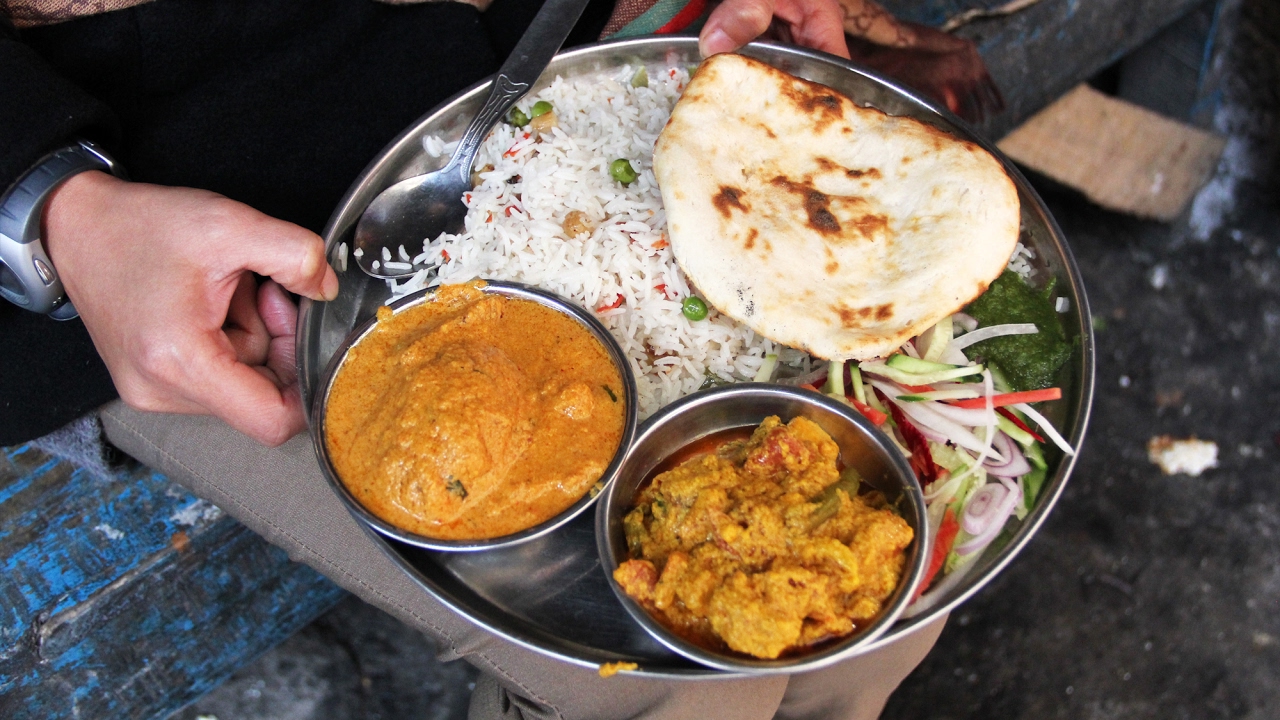 Kolkata Street Food - AMAZING Indian Vegetarian Meal on Decker