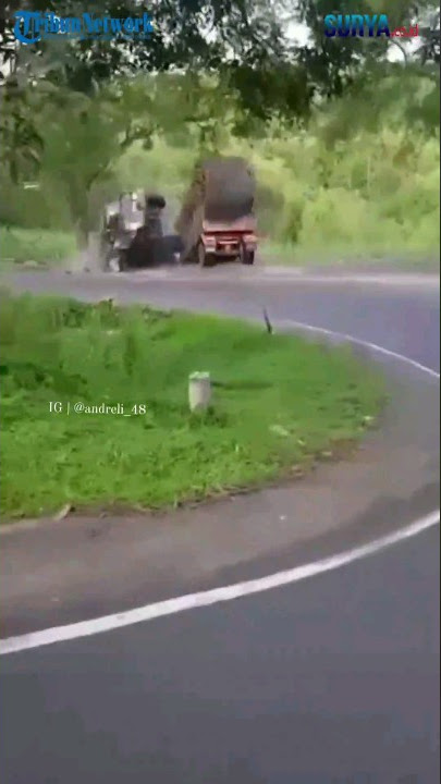 DETIK - DETIK Truk Muatan Tebu Terguling di Tikungan Selorejo, Blitar