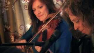 Video thumbnail of "Mary Jane Lamond and Wendy MacIsaac - "Seinn""