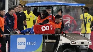 Vidal lascia lo stadio in ambulanza dopo un infortunio contro la Colombia