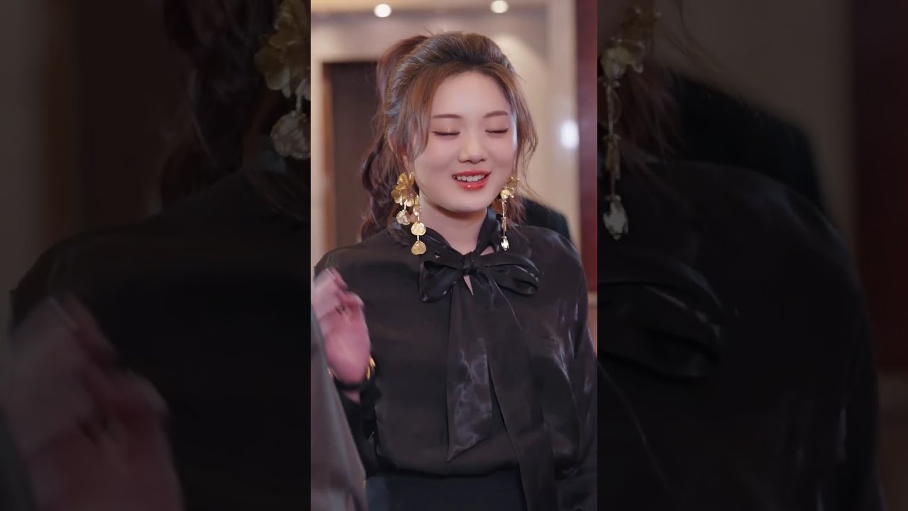 بعد ليلة مع الرئيس التنفيذي، هربت. بعد سنوات، عادت ومعها ست هدايا، مما أذهله!