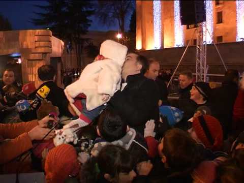 საახალწლო ნაძვის ხის ანთება