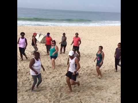 Grupo de mulheres se exercitando na praia do Leblon,  Rio - Maio 2019