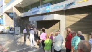 Greeks queue outside ATM to withdraw cash
