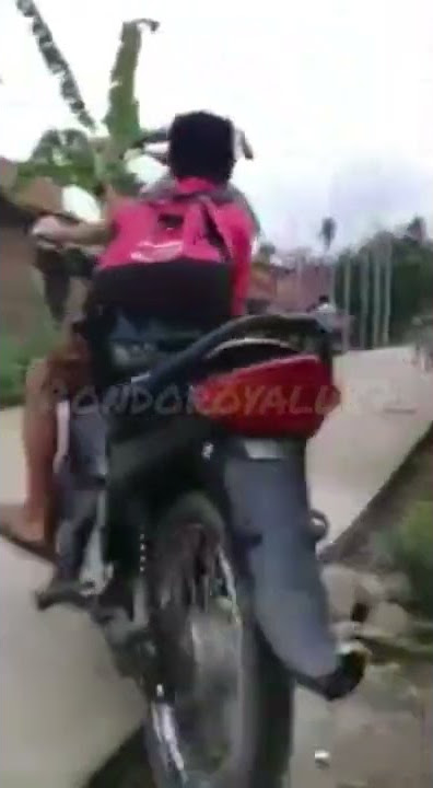 Anak Kecil Jatuh Dari Sepeda Motor Lucu !!