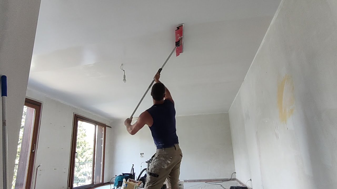 Appliquer un enduit au rouleau (à peindre) sur un plafond 