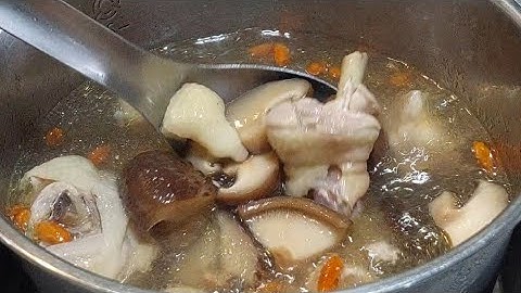 chicken Soup Recipe with shiitake mushrooms and goji berries / So rich,healthy and wholesome!