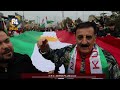 سۆران داوای لێدەکات ئاوڕ بداتەوە ئەویش ئاڵای کوردستان دەبینێت وسەلاوات لێدەدات 