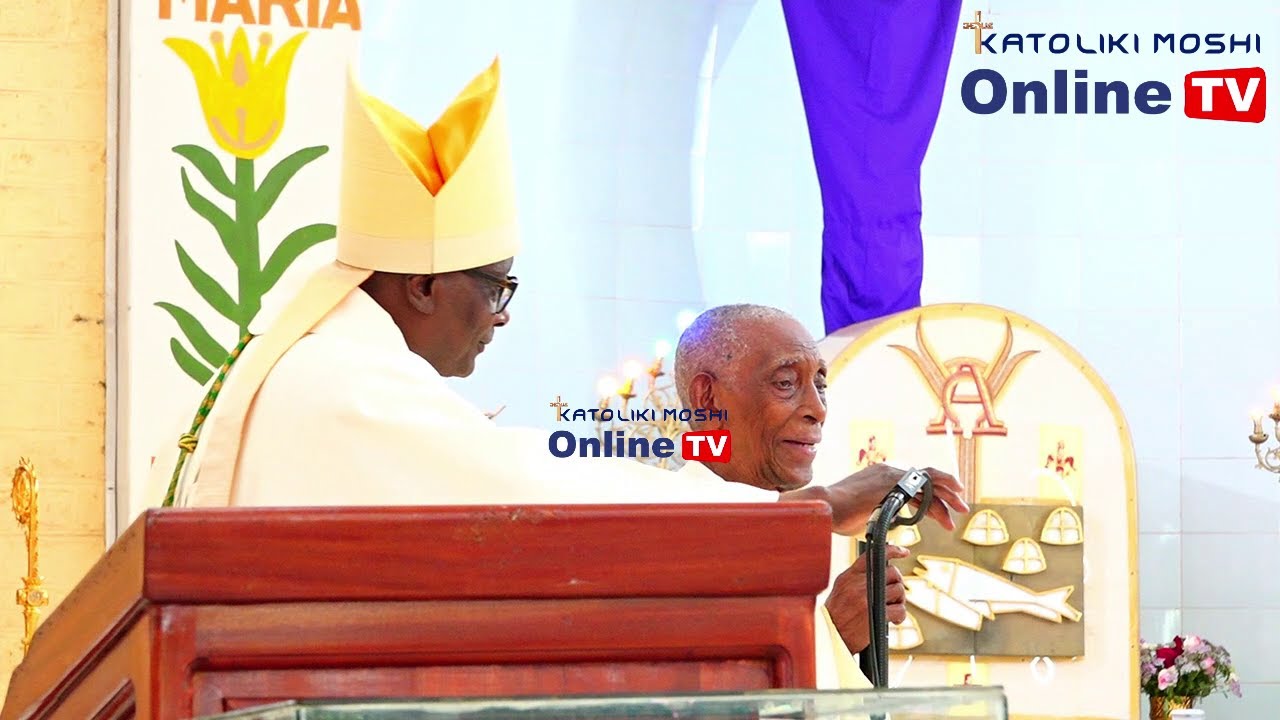 PADRE LUI SHAYO MKONGWE MWENYE UMRI WA MIAKA 105 ASHIRIKI MISA YA KRISMA NA KUSEMA  ''NI MUNGU TU''