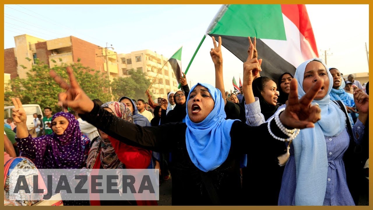يطالب المتظاهرون في السودان بالعدالة لضحايا حملة القمع التي شنها الجيش