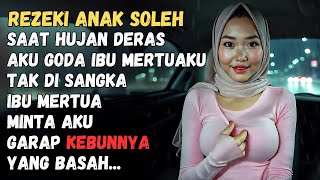 AKIBAT HUJAN DERAS, SEORANG MENANTU MEMBANTU MERAWAT KEBUN IBU MERTUA YANG BASAH