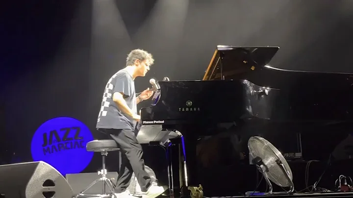 Jamie Cullum  Dont Stop the Music (solo) @ Jazz in...