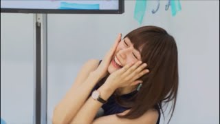 笑いながら曲紹介をする水瀬いのり