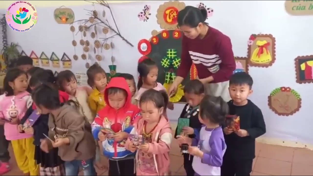 Các bé Lớp Ghép Sắp Ngụa 1  nhận lì xì đầu năm từ các cô giáo.