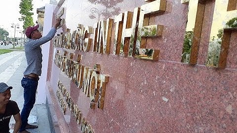 Thi công gắn chữ inox vàng lên bảng hiệu đá hoa cương 0902.78.4567