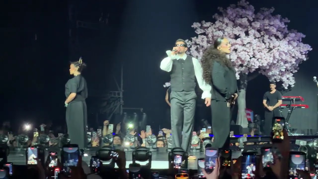 BAD BUNNY Tシャツ BILLIONS CLUB LIVE Bad Bunny, for the first time, hit the stage at Spotify's Billions