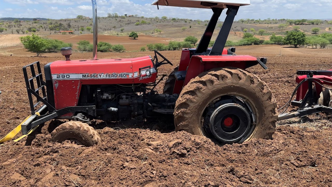 Trator MF 290 se atolou nas terras encharcadas do curimataú paraibano