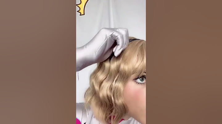 spider Gwen cosplay suit up