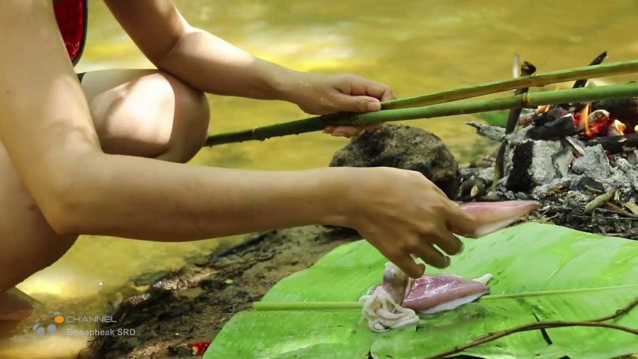 Primitive Technology   Awesome Smart Girl Grilled Squid With Recipes   Eating Delicious
