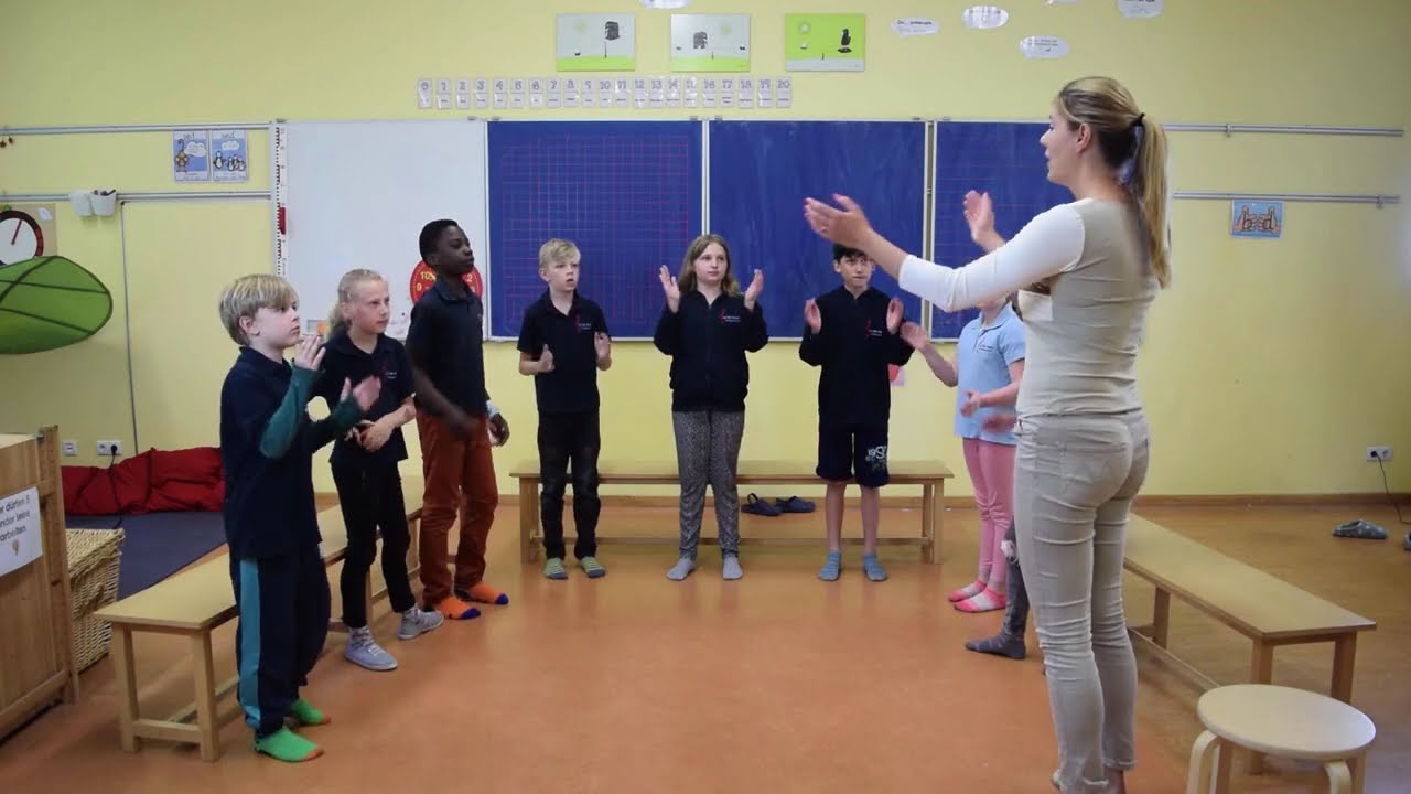 Sandra schleicht sich in der Halloween Nacht in die Grundschule👻😳