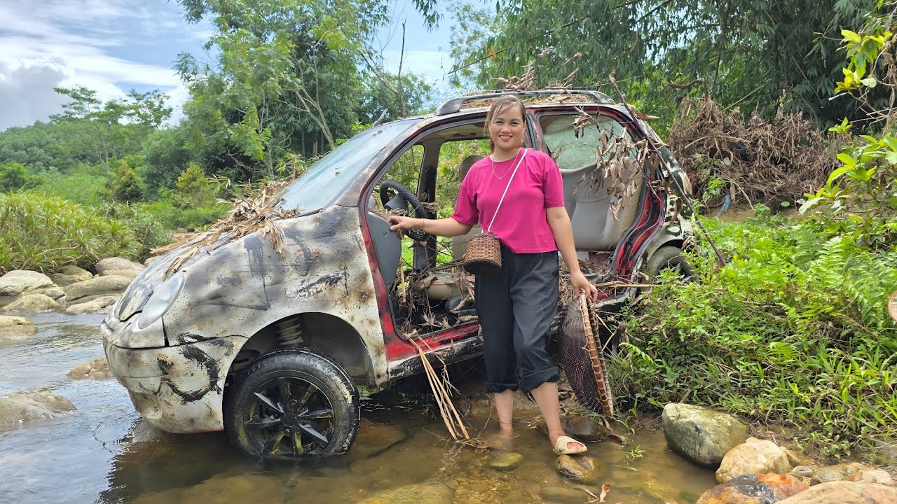 The girl repaired and restored the scrap car was broken for a long time.