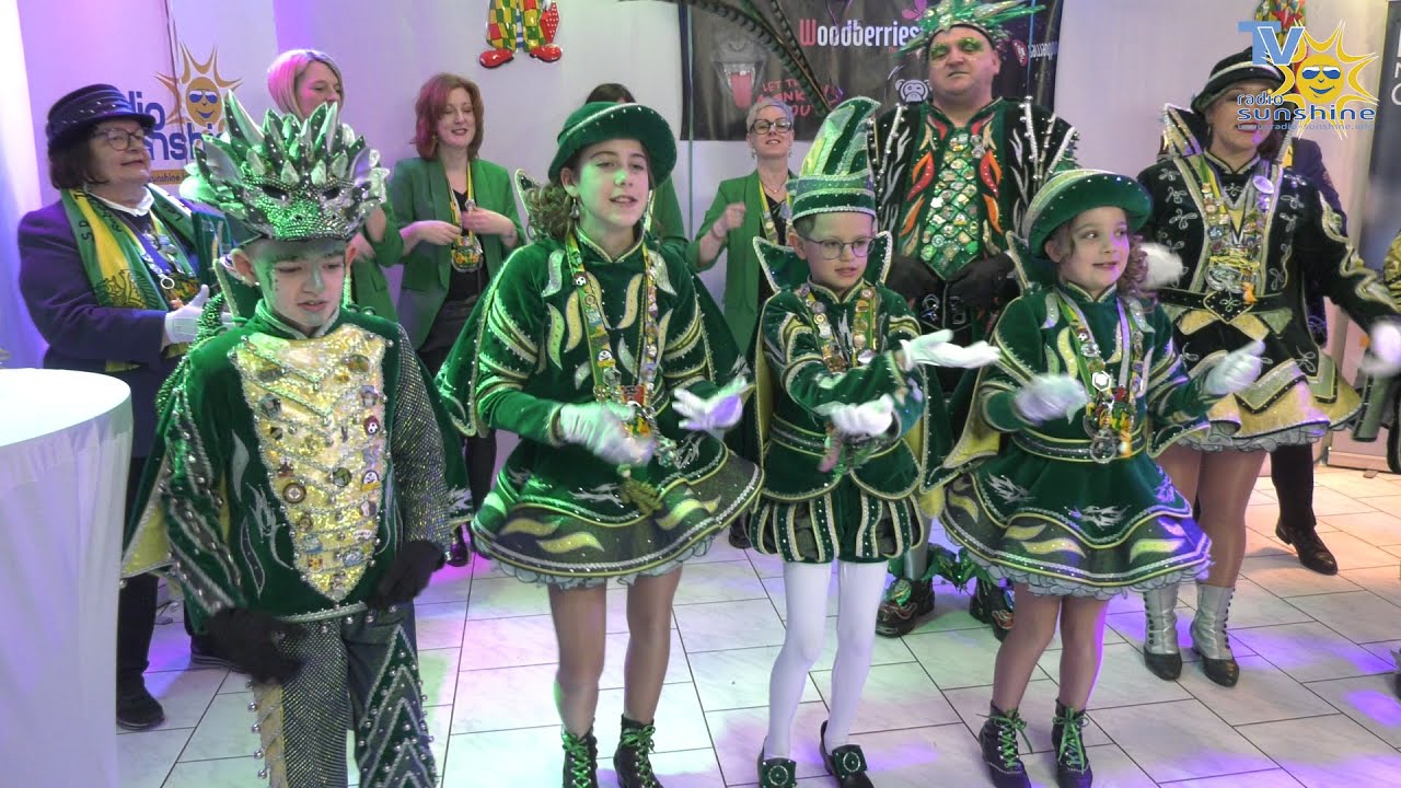 Prinz MATT I mit Page Kayla, Emma und Hofnarr Loan aus KE.MO.