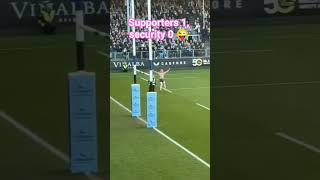 Quand un supporter tente un cadrage-débordement sur la sécurité🤣 #rugby #humour #funny #sportsnews