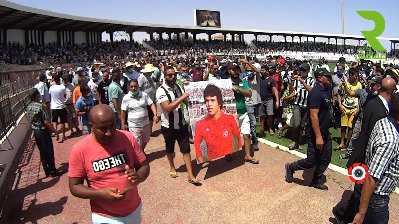 من منزل الفقيد ساحر الاجيال حمادي العقربي الى موكب تشييع جنازة في اتجاه ملعب الطيب المهيري
