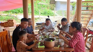 Because it was raining, Dang and Thanh cooked a meal together to treat the carpenters.DANG THI DU 
