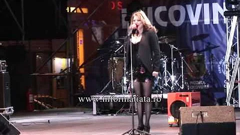 Sandra cade pe scena la Suceava, de Ziua Nationala.