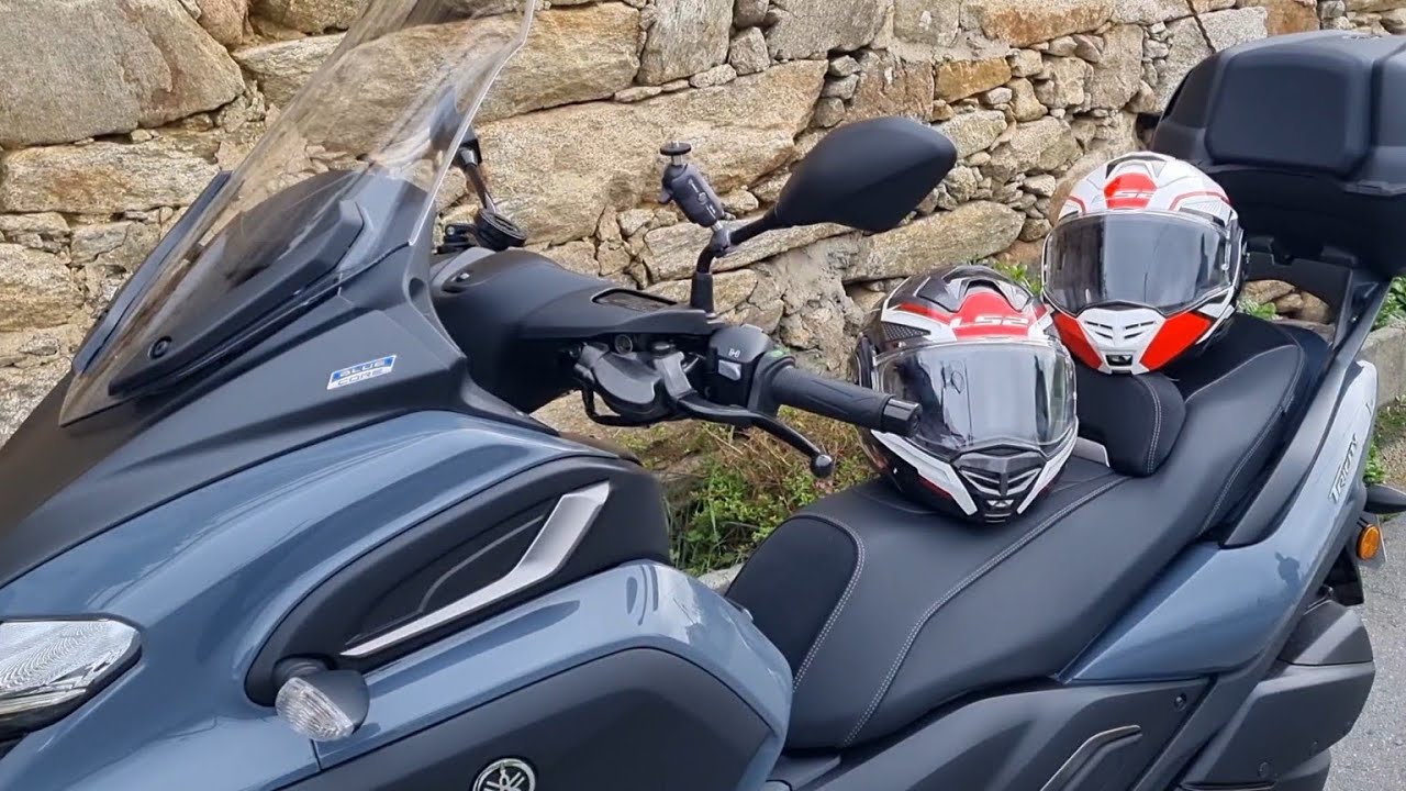 Bajada desde Salvamento maritimo de Finisterre en Porto do Son. Tricity 300cc y LS2 advant X.