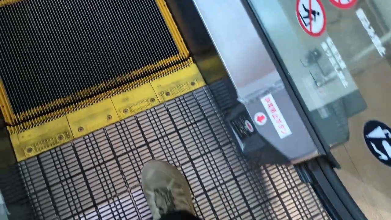 心斎橋オーパのエスカレーター(その6)