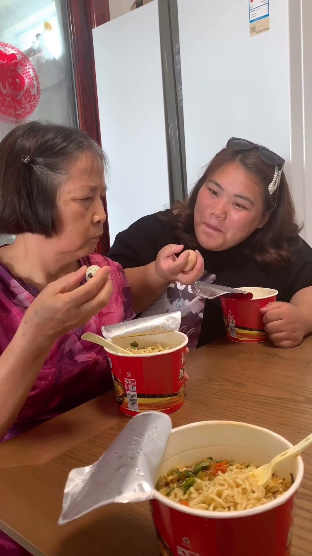 Guige eats ostrich eggs while mom eats quail eggs? Not fair! #shorts#guige